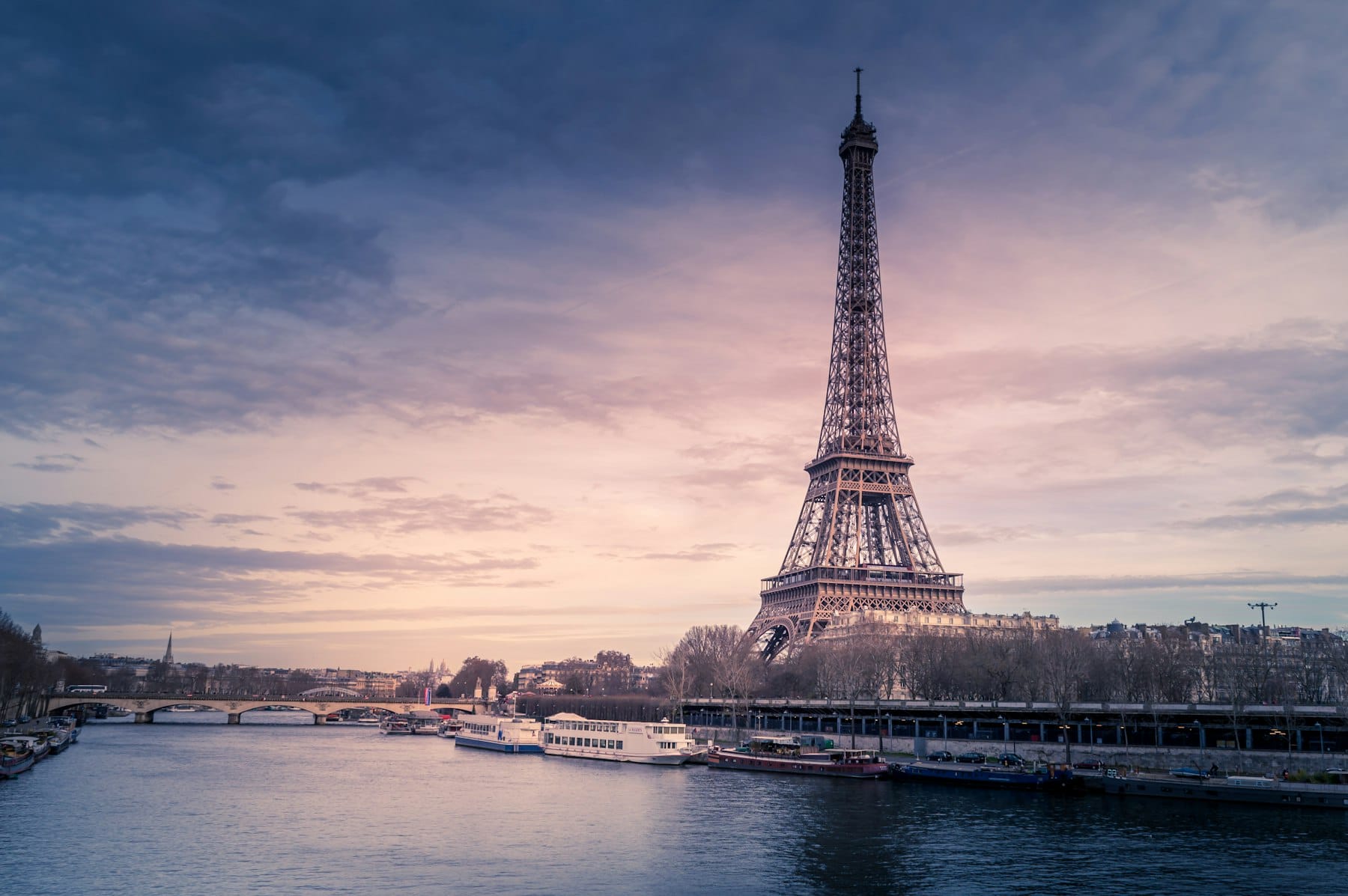 Paris, vue de nuit : siège éditorial de Vitamine P.